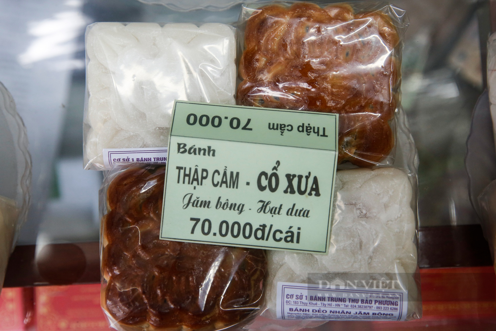 Người Hà Nội xếp hàng dài mua bánh Trung thu truyền thống - Ảnh 4.