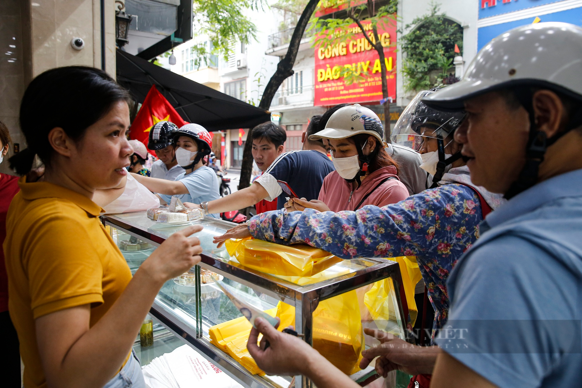 Người Hà Nội xếp hàng dài mua bánh Trung thu truyền thống - Ảnh 9.