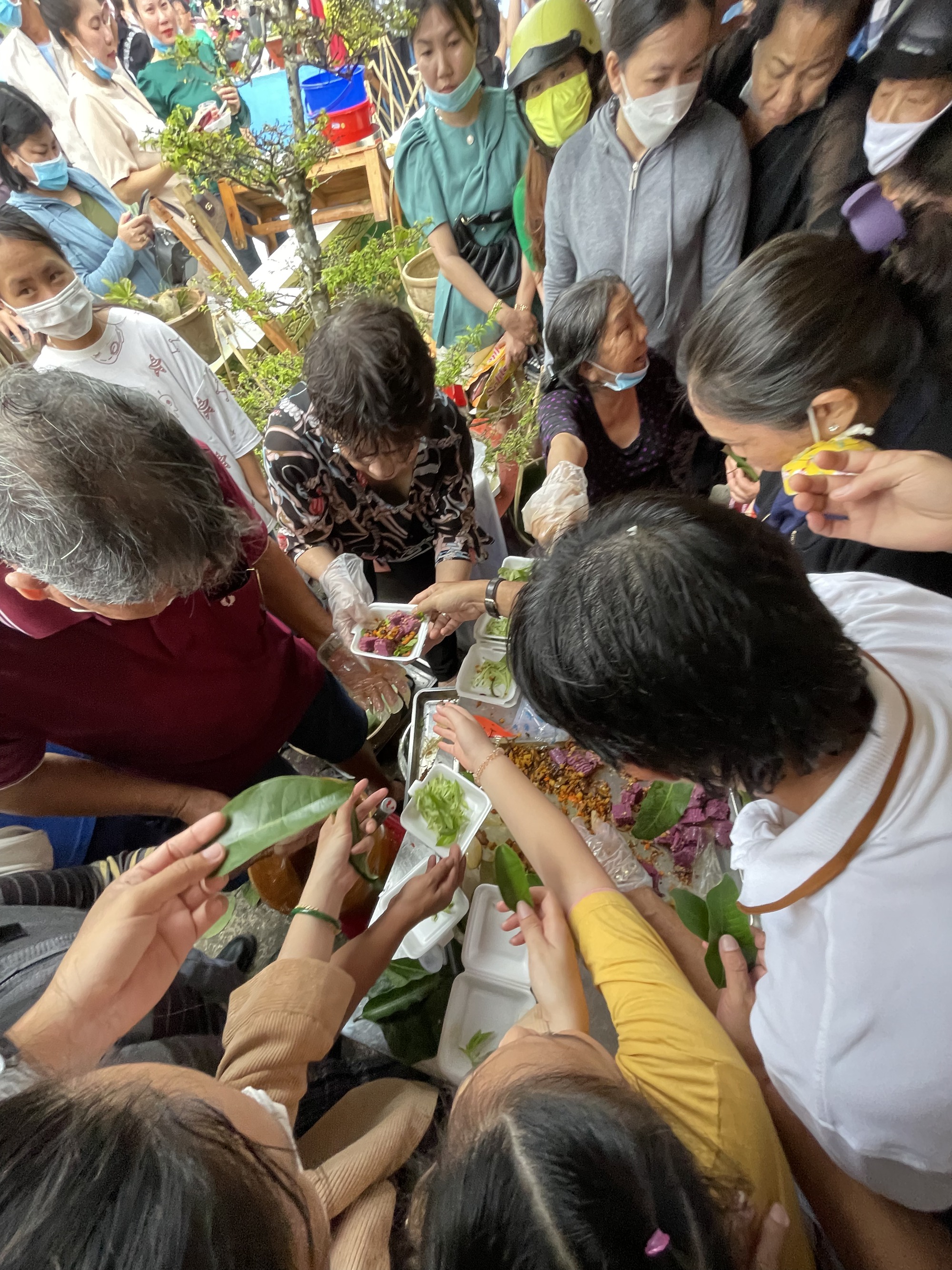 Chợ Việt xưa nay: Độc đáo khu chợ đồ ăn, thảo dược ở Miền Tây chỉ giao dịch bằng... lá cây - Ảnh 2.