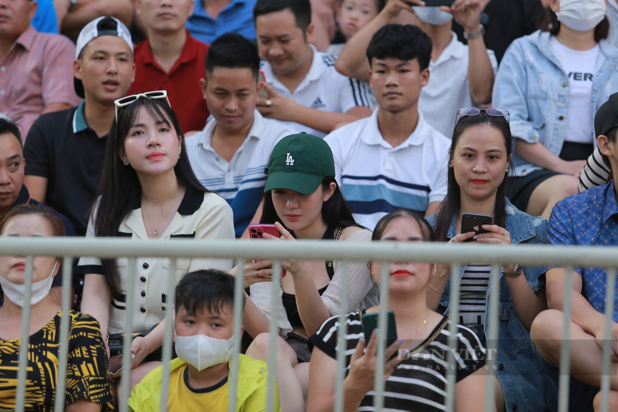Phan Văn Đức thể hiện tình cảm với vợ sau trận hoà Hà Nội FC - Ảnh 8.