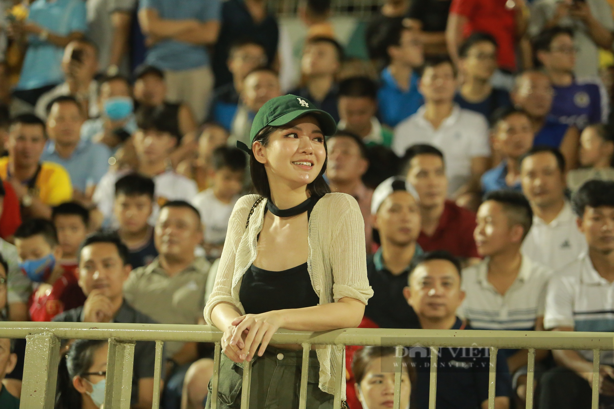 Phan Văn Đức thể hiện tình cảm với vợ sau trận hoà Hà Nội FC - Ảnh 9.