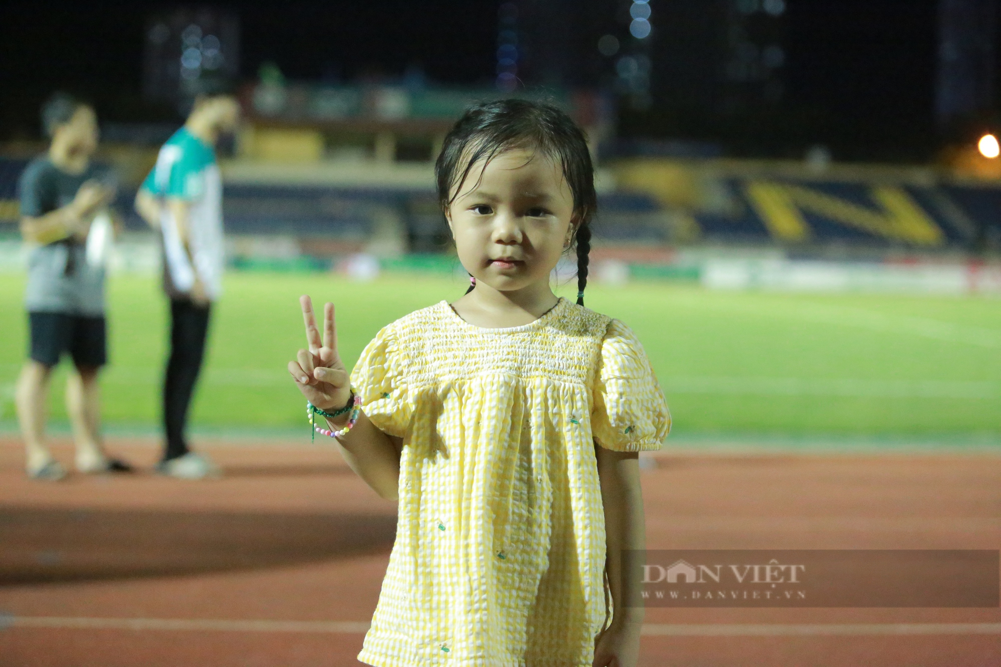 Phan Văn Đức thể hiện tình cảm với vợ sau trận hoà Hà Nội FC - Ảnh 7.
