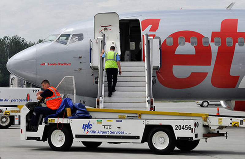Hành khách “thót tim” với cú máy bay hạ cánh khẩn cấp do phi công ngất xỉu - Ảnh 7.