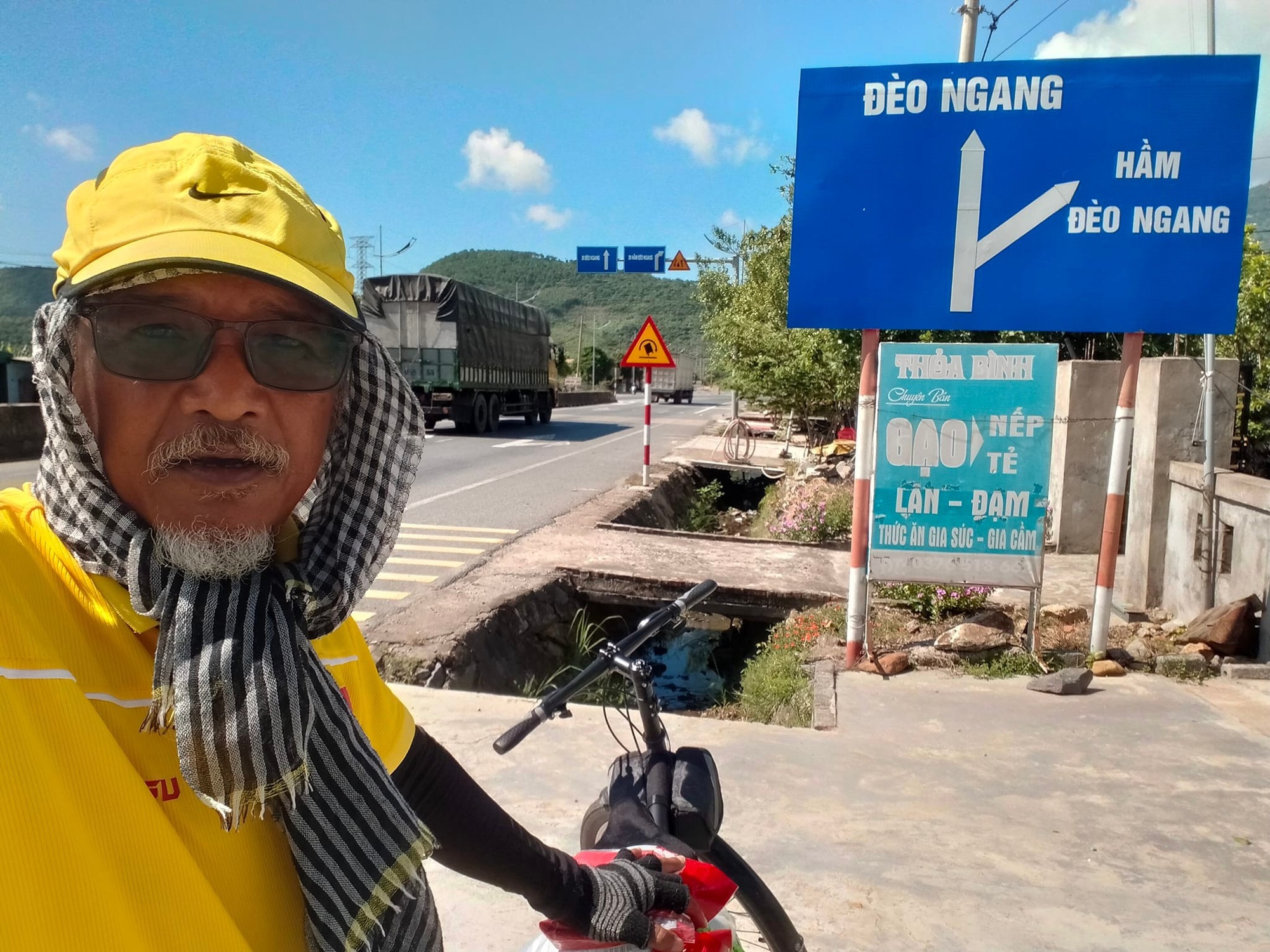 Ngưỡng mộ nhà du khảo, 60 tuổi xuyên Việt bằng xe đạp với 1800km - Ảnh 2.