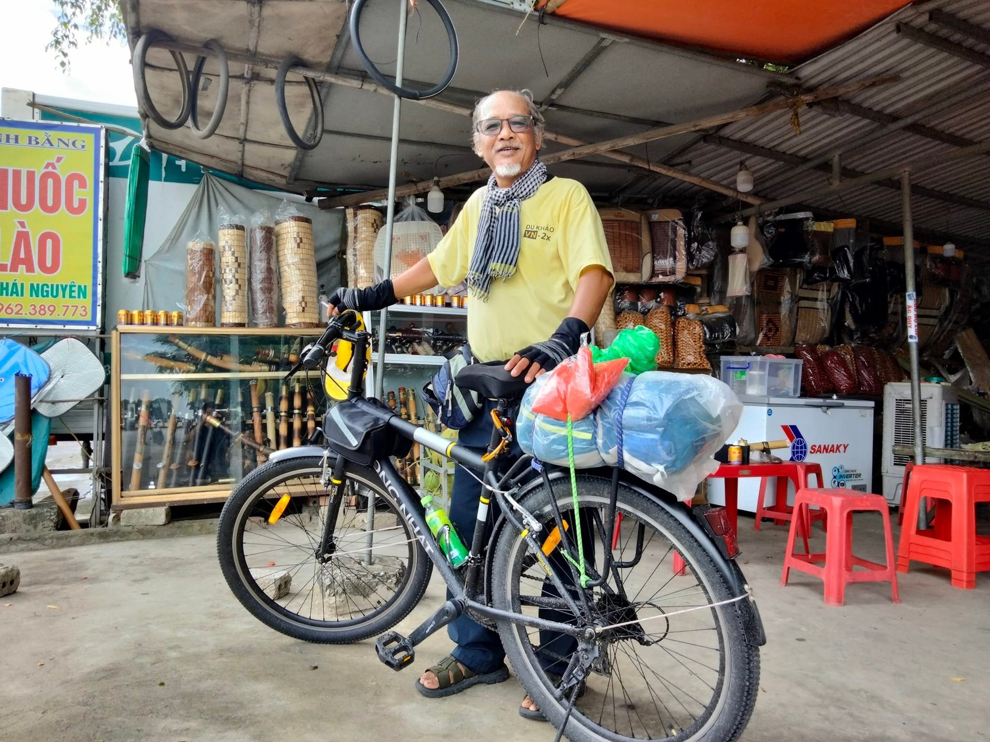 Ngưỡng mộ nhà du khảo, 60 tuổi xuyên Việt bằng xe đạp với 1800km - Ảnh 3.