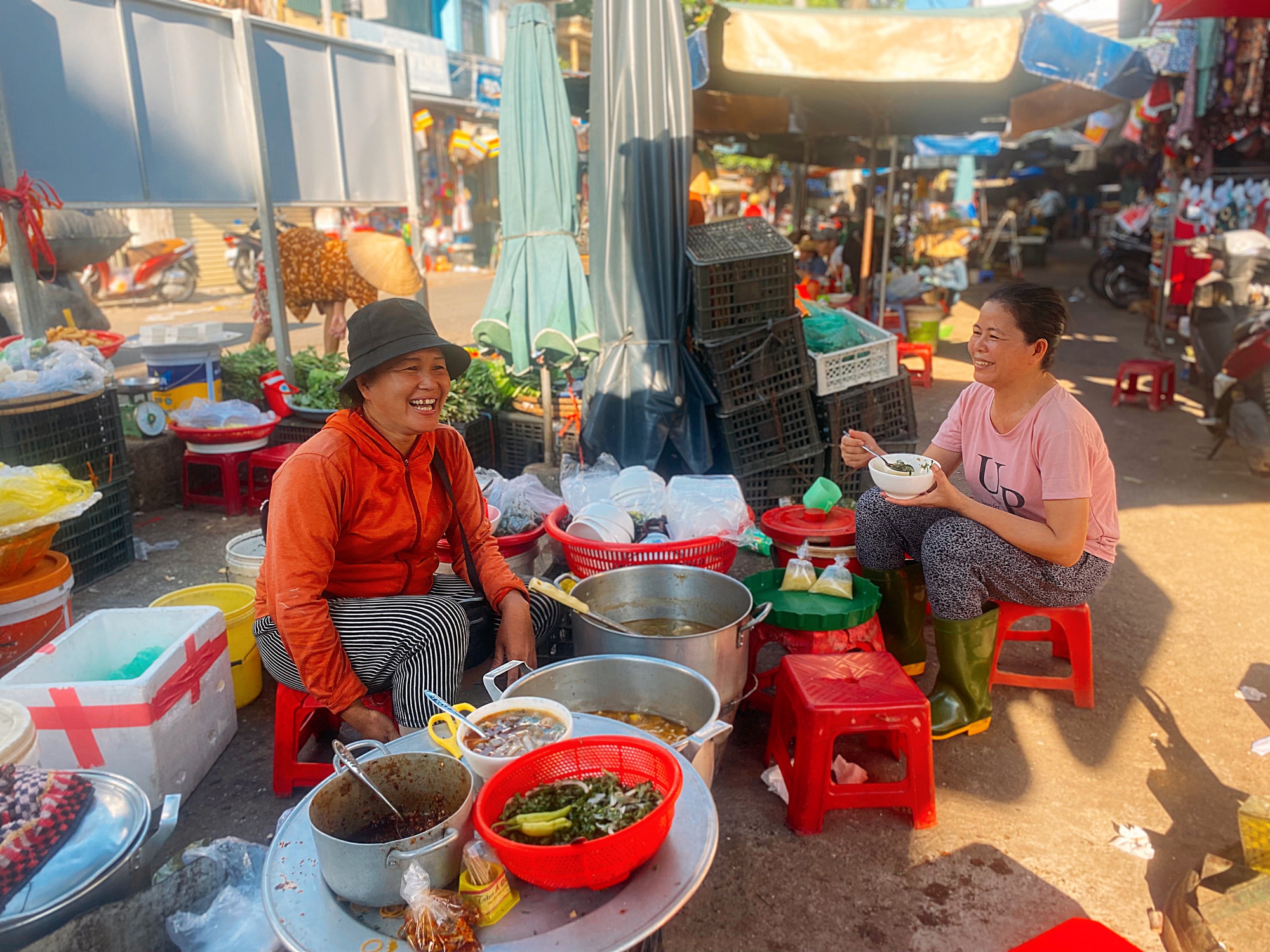 Ẩm thực Huế: Món bánh nghe tên tưởng gọi nhầm, ăn vào lại ngọt, thơm - Ảnh 1.