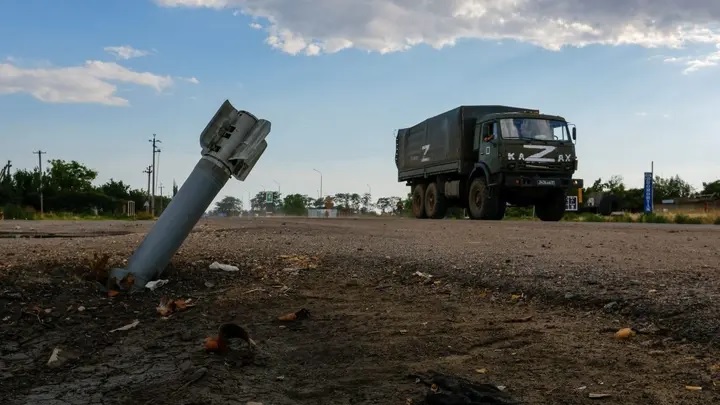 Nga chuyển thiết bị quân sự hạng nặng tới Crimea, giao tranh dữ dội ở Donetsk - Ảnh 1.