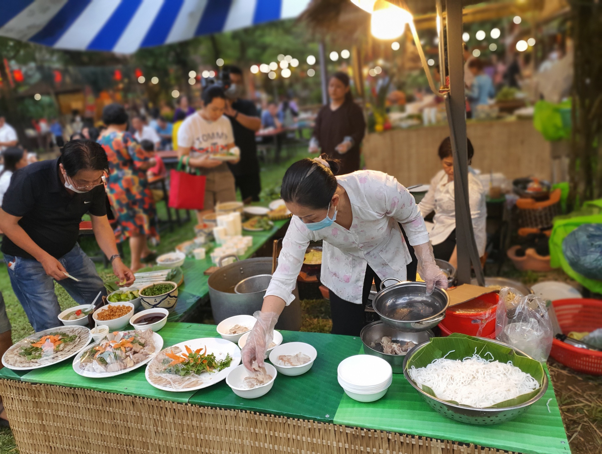 Hãy cùng tìm hiểu những món ăn ngon tuyệt của lễ hội ẩm thực để khám phá nền văn hóa đặc sắc của Việt Nam. Từ bánh tráng cuốn thịt heo đến chả giò tôm, hương vị tuyệt vời này chắc chắn sẽ khiến bạn muốn thưởng thức ngay lập tức.