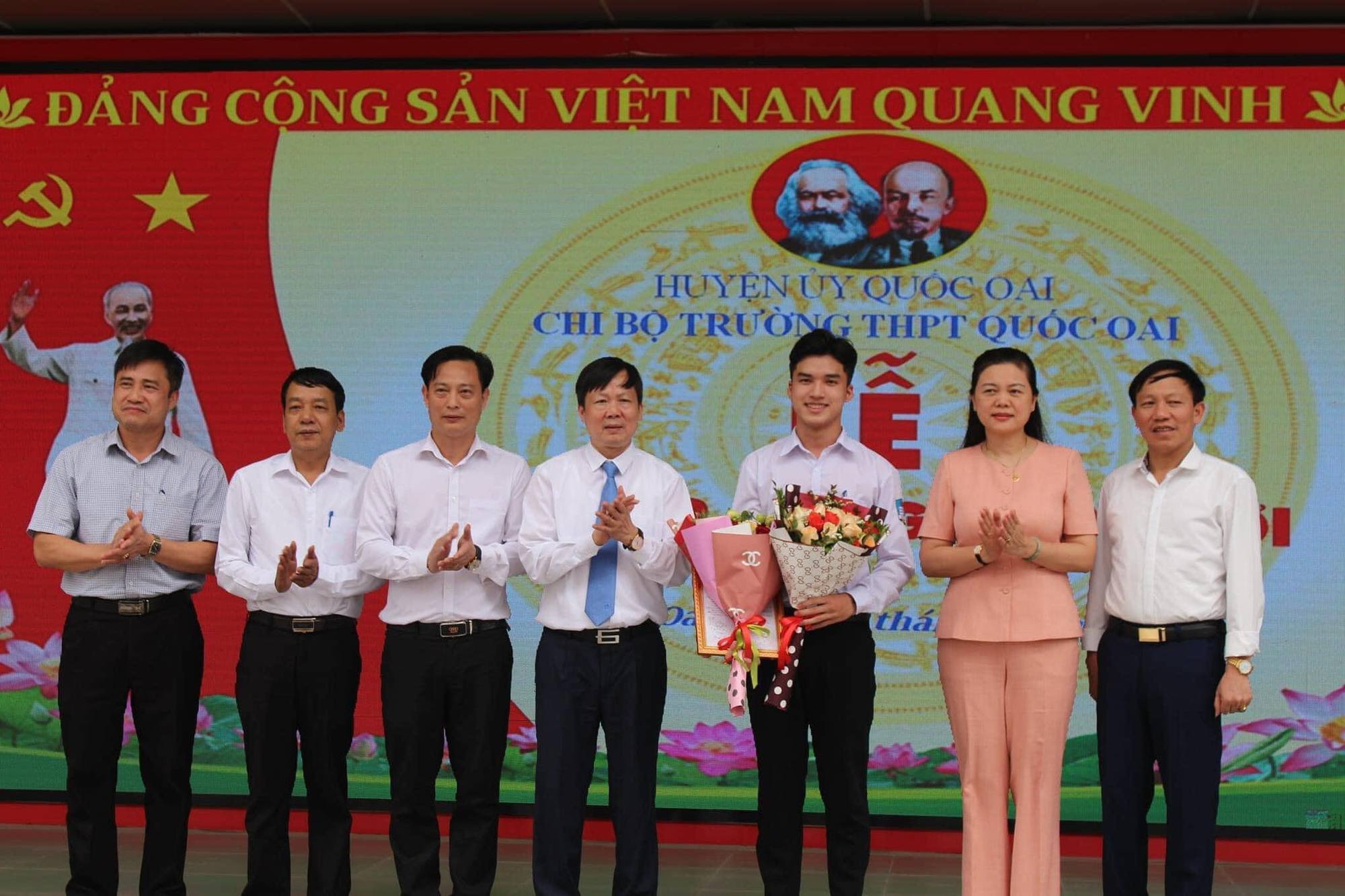 Nam sinh là &quot;hiện tượng&quot; trong 60 năm lịch sử của trường, đỗ 2 đại học top đầu Hà Nội  - Ảnh 2.