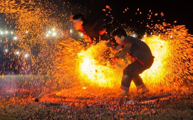 Những chàng trai Pà Thẻn chân trần nhảy múa trong đống lửa  - Ảnh 9.