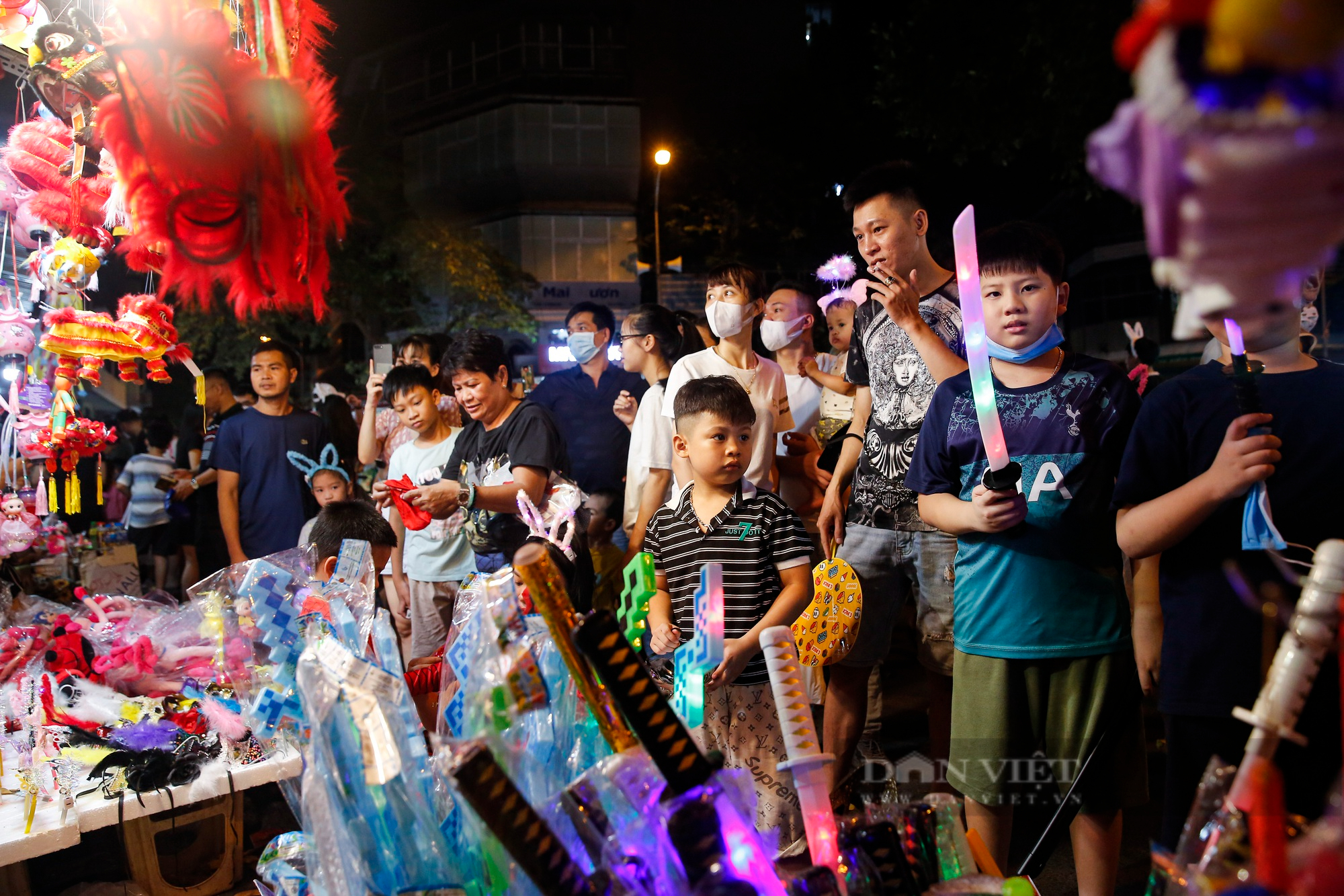 Biển người chen chân trên phố Hàng Mã đón Trung thu sớm - Ảnh 7.