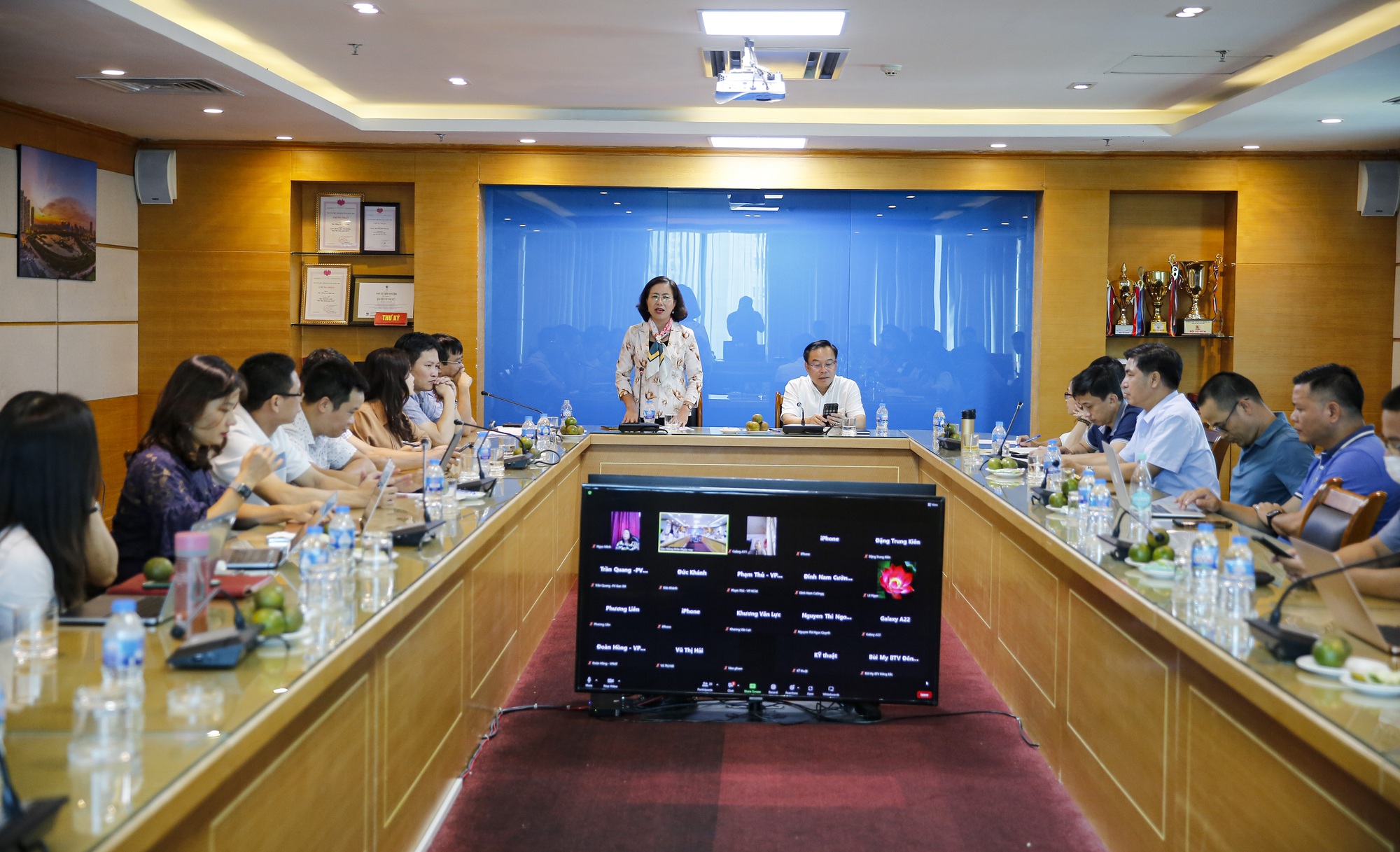 Phó Chủ tịch Hội NDVN Bùi Thị Thơm dự họp giao ban đầu tuần và làm việc với Báo NTNN/Dân Việt - Ảnh 2.