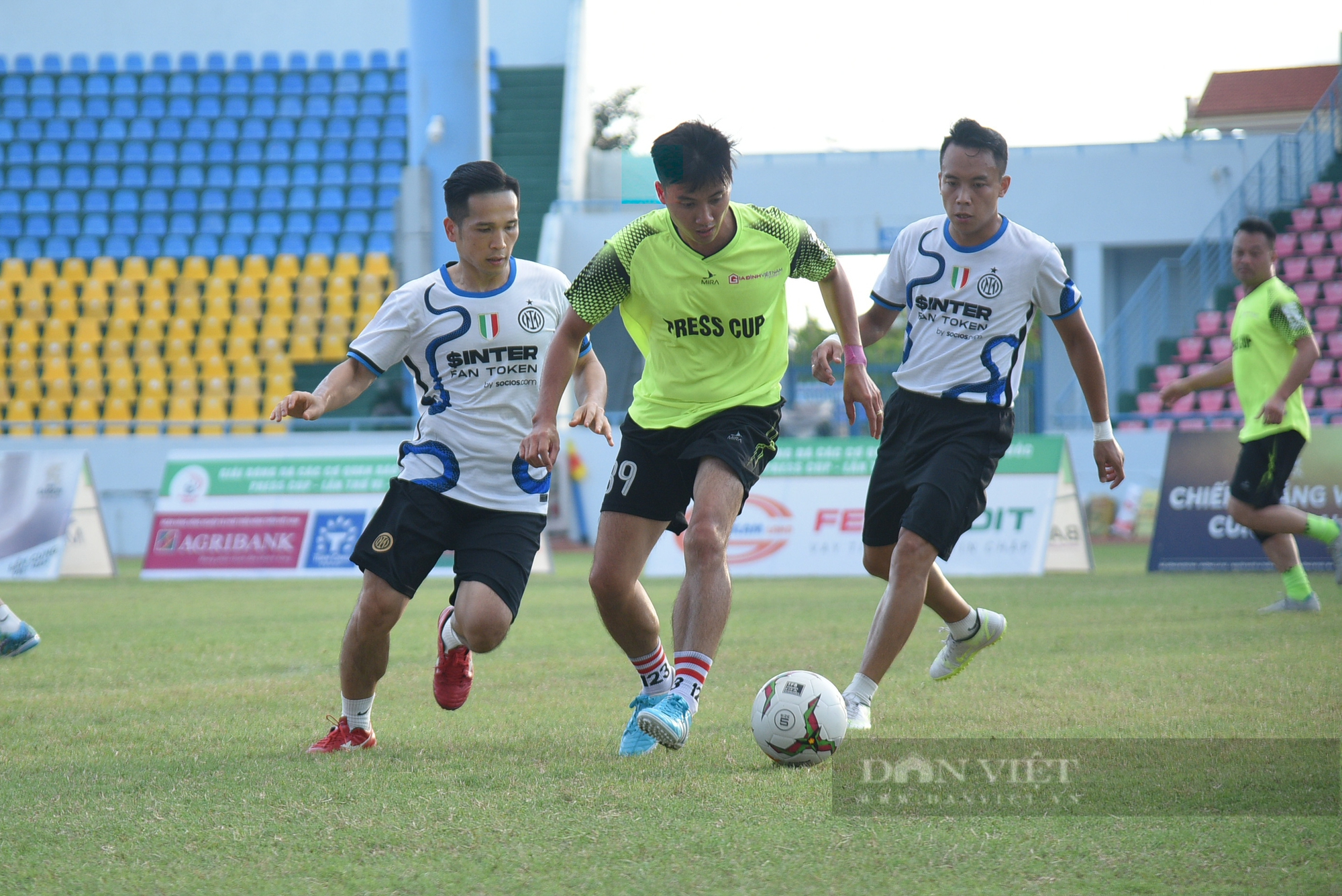 Đội bóng NTNN/Dân Việt vào chung kết giải Press Cup 2022 sau loạt &quot;đấu súng&quot; cân não! - Ảnh 8.