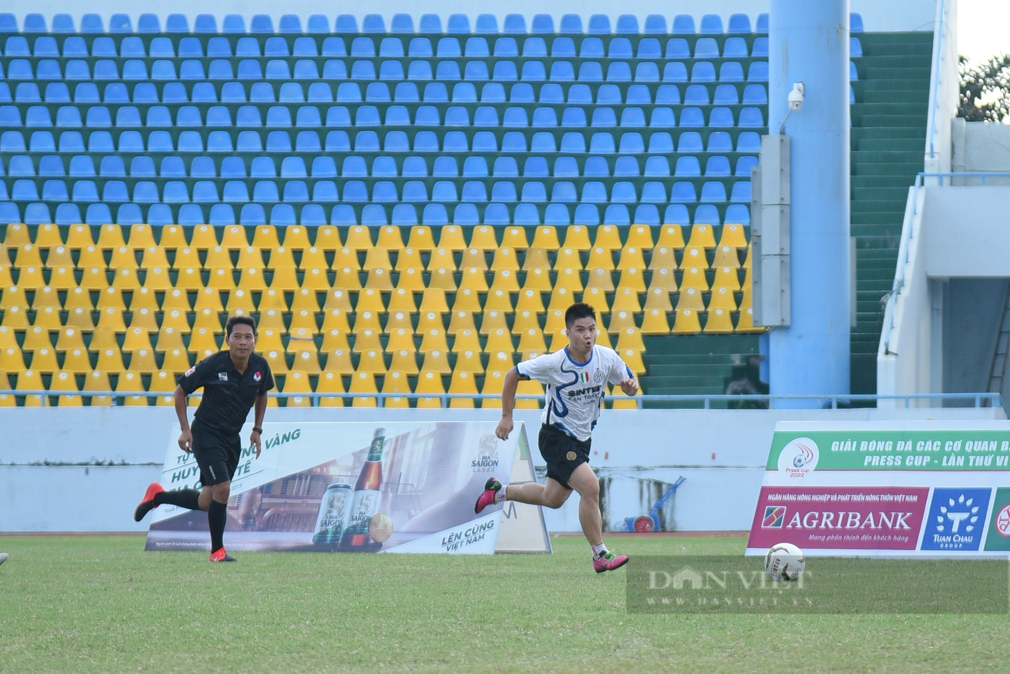 Đội bóng NTNN/Dân Việt vào chung kết giải Press Cup 2022 sau loạt &quot;đấu súng&quot; cân não! - Ảnh 4.