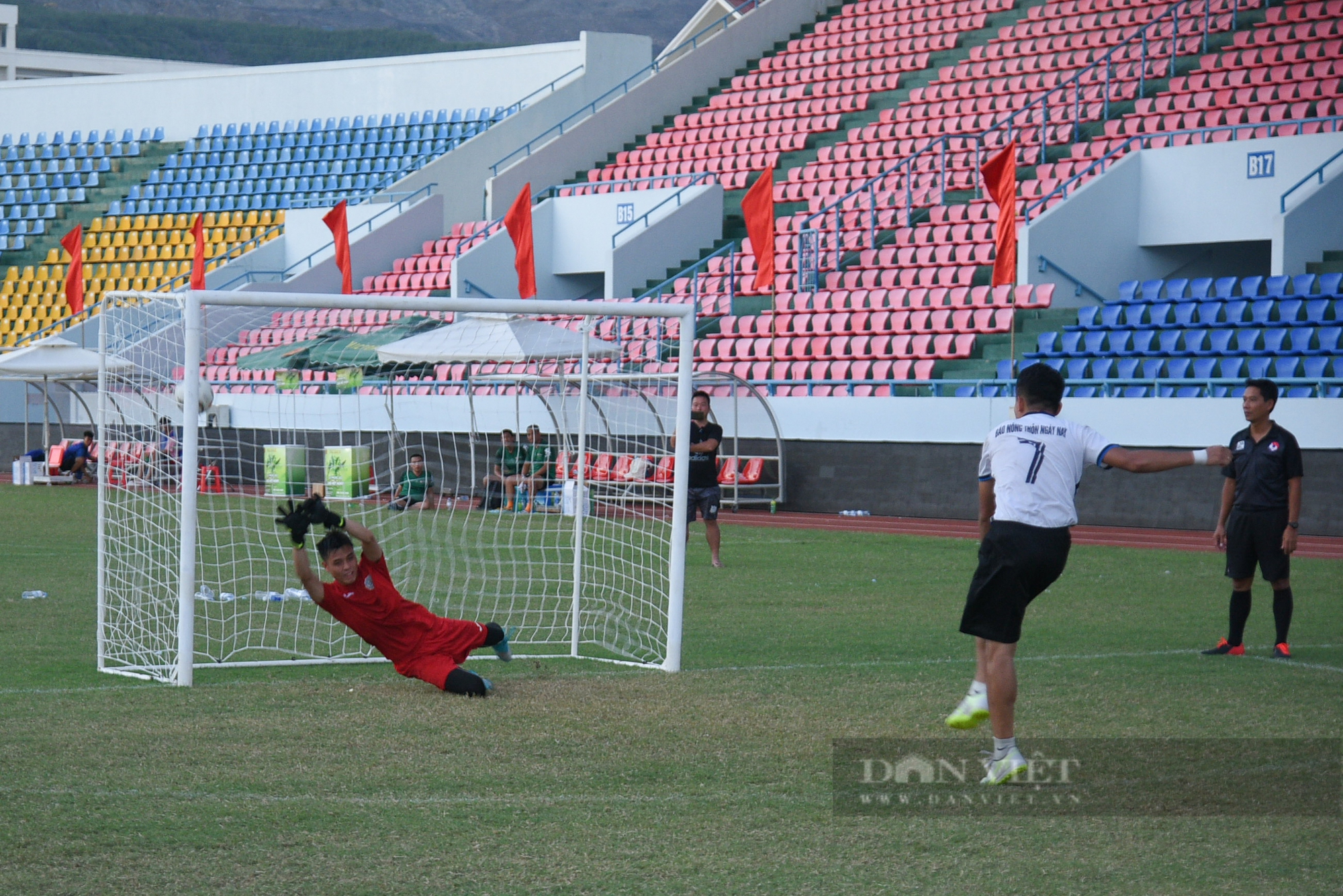 Đội bóng NTNN/Dân Việt vào chung kết giải Press Cup 2022 sau loạt &quot;đấu súng&quot; cân não! - Ảnh 9.