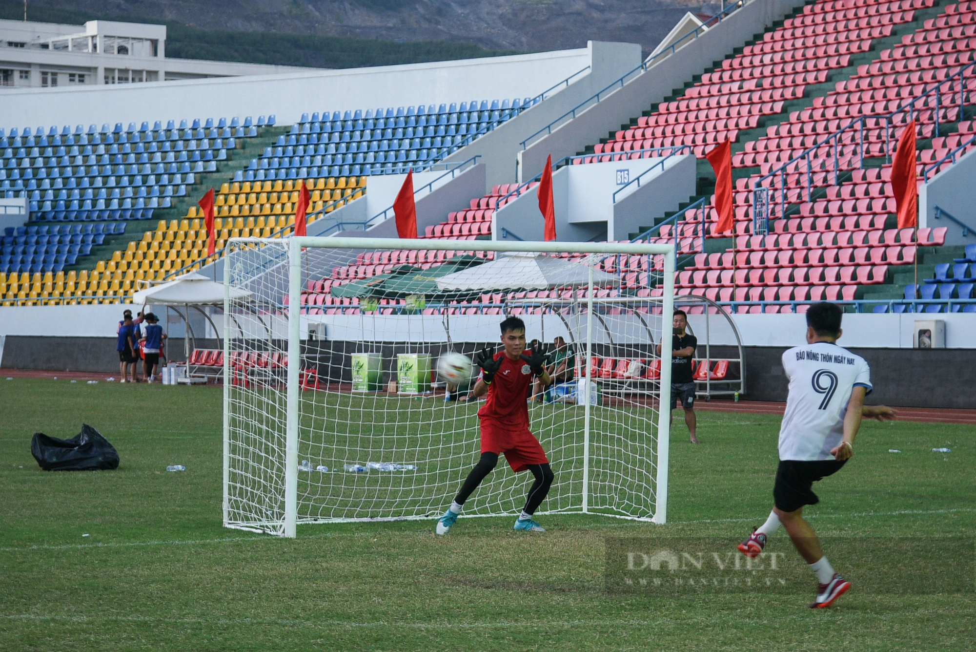 Đội bóng NTNN/Dân Việt vào chung kết giải Press Cup 2022 sau loạt &quot;đấu súng&quot; cân não! - Ảnh 11.