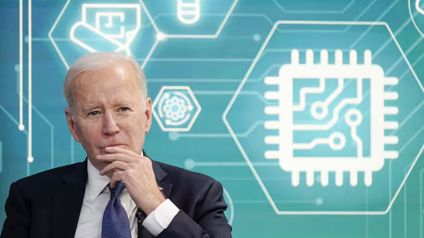 Tổng thống Joe Biden chuẩn bị ký thành luật Đạo luật CHIPS and Science Act, trị giá 280 tỷ USD, cung cấp hỗ trợ tài chính cho các công ty chip đầu tư vào ngành công nghiệp bán dẫn của Mỹ. ©AP.