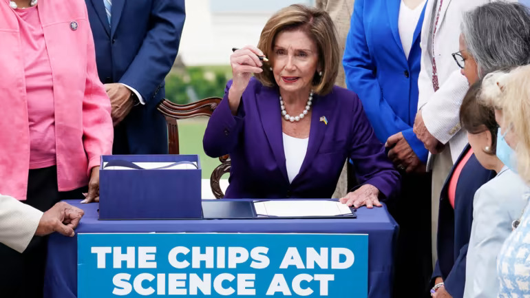 Chủ tịch Hạ viện Hoa Kỳ Nancy Pelosi ký Đạo luật CHIPS and Science Act tại Washington vào ngày 29 tháng 7. Dự luật được thông qua với sự ủng hộ hiếm hoi của lưỡng đảng. ©AP