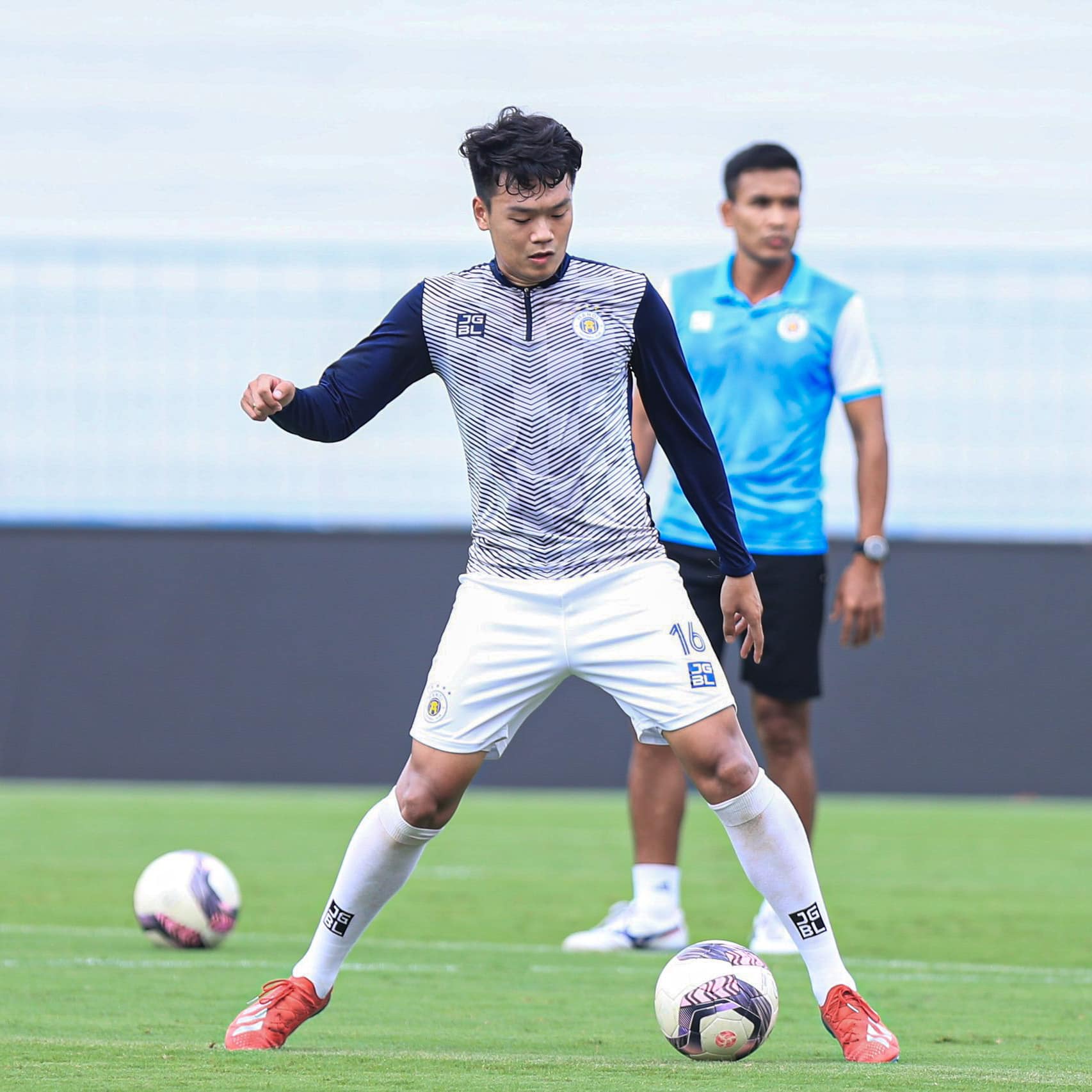 Trung vệ Nguyễn Thành Chung sẵn sàng gia hạn với Hà Nội FC - Ảnh 1.