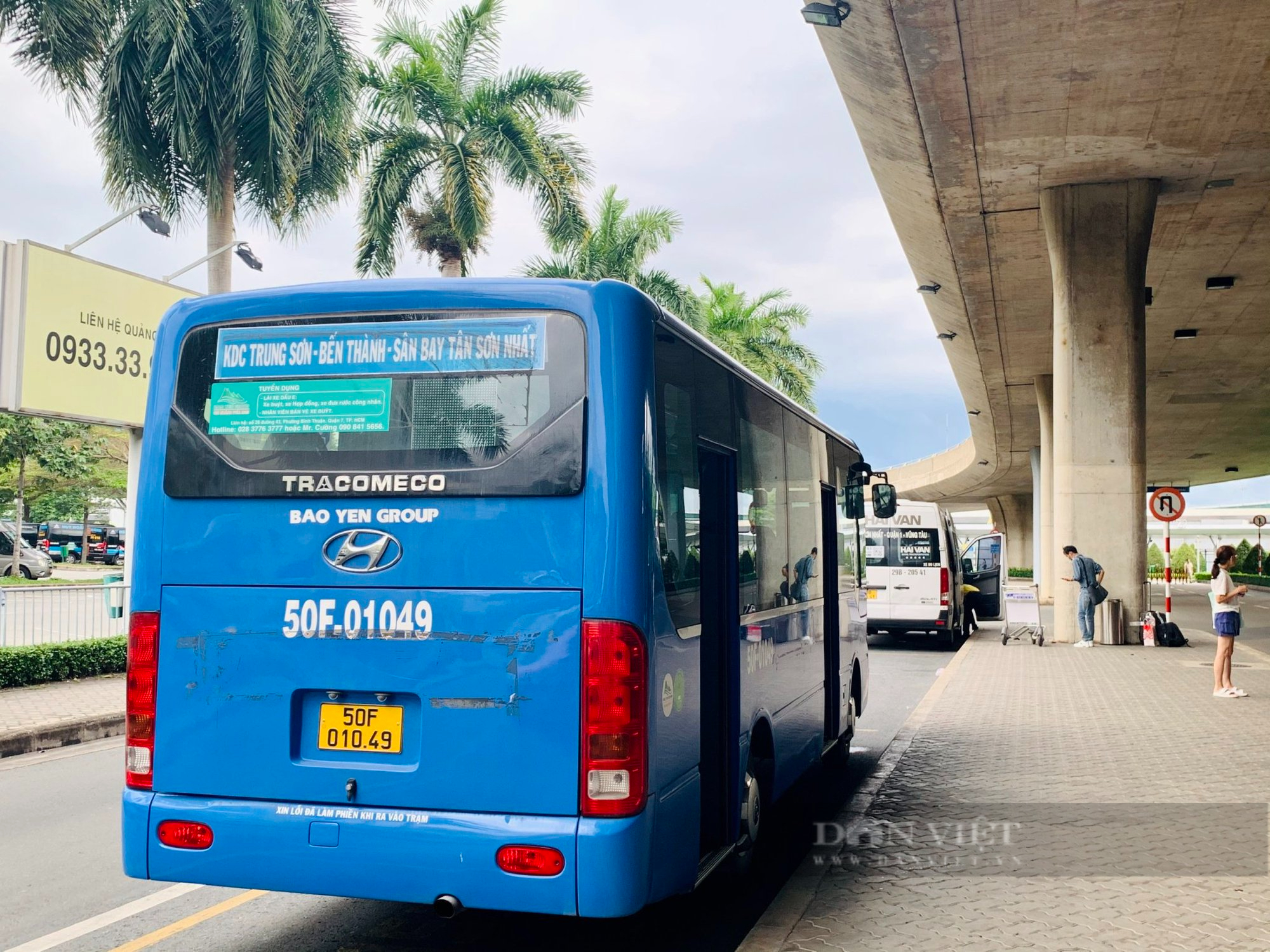Tân Sơn Nhất quá tải, hành khách vẫn &quot;kén chọn&quot; đi xe buýt - Ảnh 5.