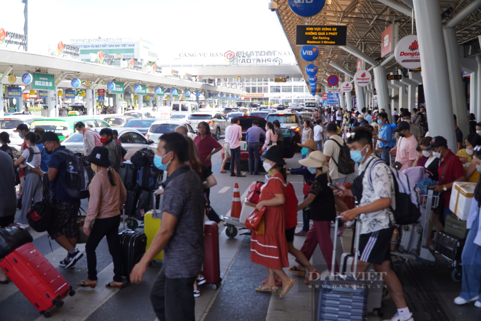 Tân Sơn Nhất quá tải, hành khách vẫn &quot;kén chọn&quot; đi xe buýt - Ảnh 6.