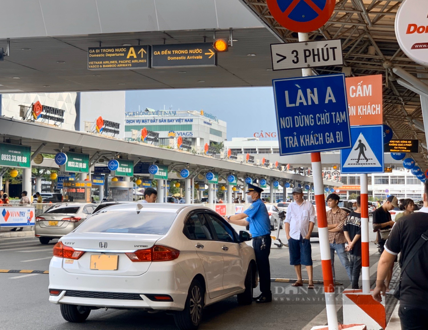 Thanh tra giao thông &quot;siết&quot; vi phạm tại sân bay Tân Sơn Nhất - Ảnh 1.