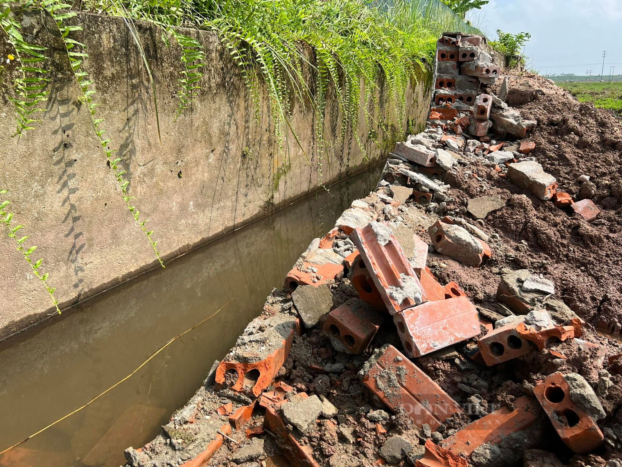 Phú Thọ: Tuyến kênh thủy lợi duy nhất bị phá hủy, nông dân lo mất trắng cả mùa vụ - Ảnh 1.