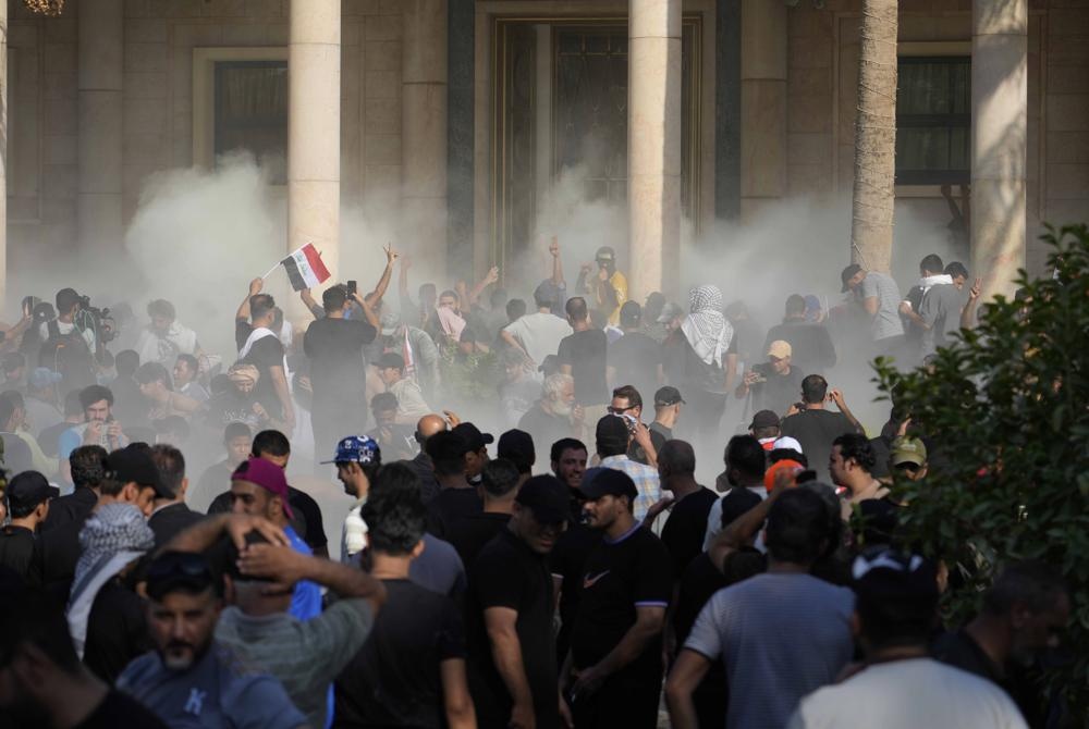 Hình ảnh người biểu tình tận hưởng sự xa xỉ trong cung điện chính phủ Iraq - Ảnh 1.