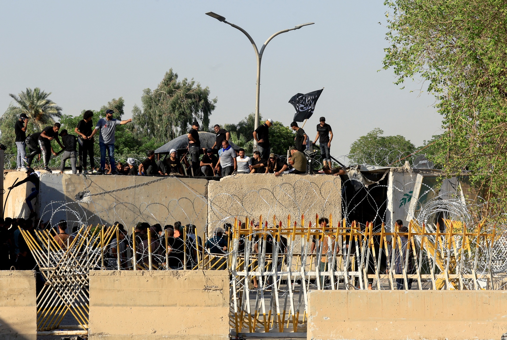 Hình ảnh người biểu tình tận hưởng sự xa xỉ trong cung điện chính phủ Iraq - Ảnh 13.