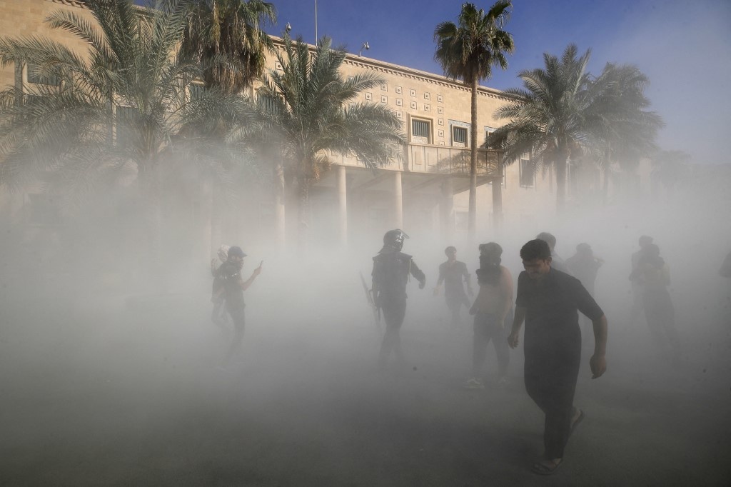 Hình ảnh người biểu tình tận hưởng sự xa xỉ trong cung điện chính phủ Iraq - Ảnh 19.