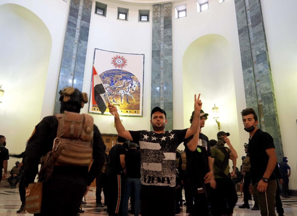 Hình ảnh người biểu tình tận hưởng sự xa xỉ trong cung điện chính phủ Iraq - Ảnh 2.