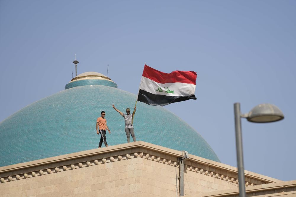 Hình ảnh người biểu tình tận hưởng sự xa xỉ trong cung điện chính phủ Iraq - Ảnh 3.
