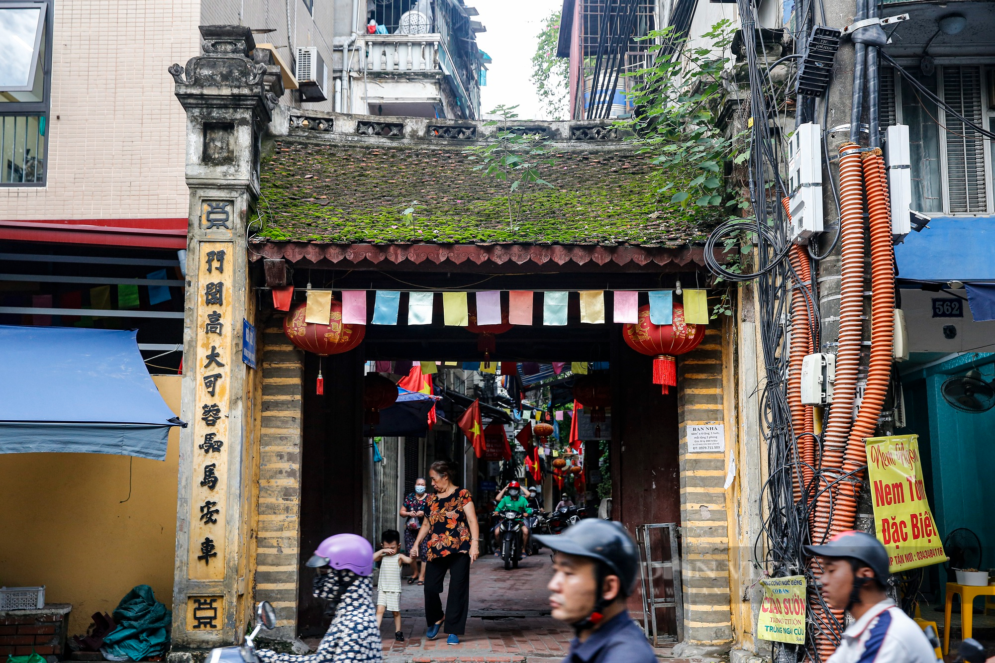 Trầm trồ con phố nhiều cổng, đình làng nhất Hà Nội - Ảnh 3.