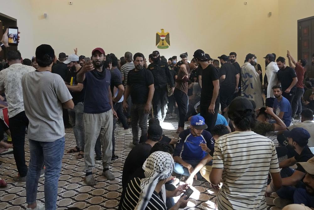 Hình ảnh người biểu tình tận hưởng sự xa xỉ trong cung điện chính phủ Iraq - Ảnh 4.