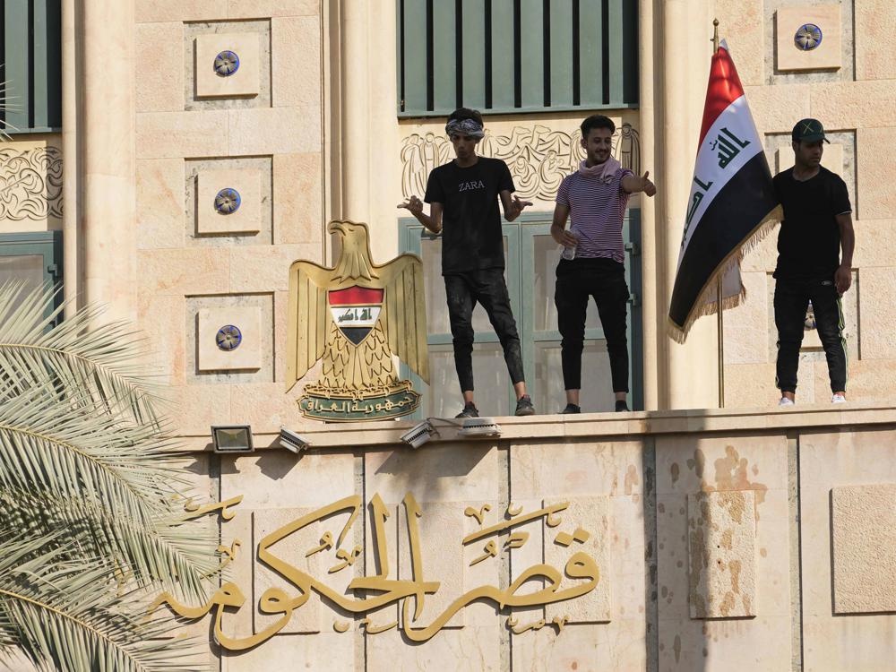 Hình ảnh người biểu tình tận hưởng sự xa xỉ trong cung điện chính phủ Iraq - Ảnh 5.