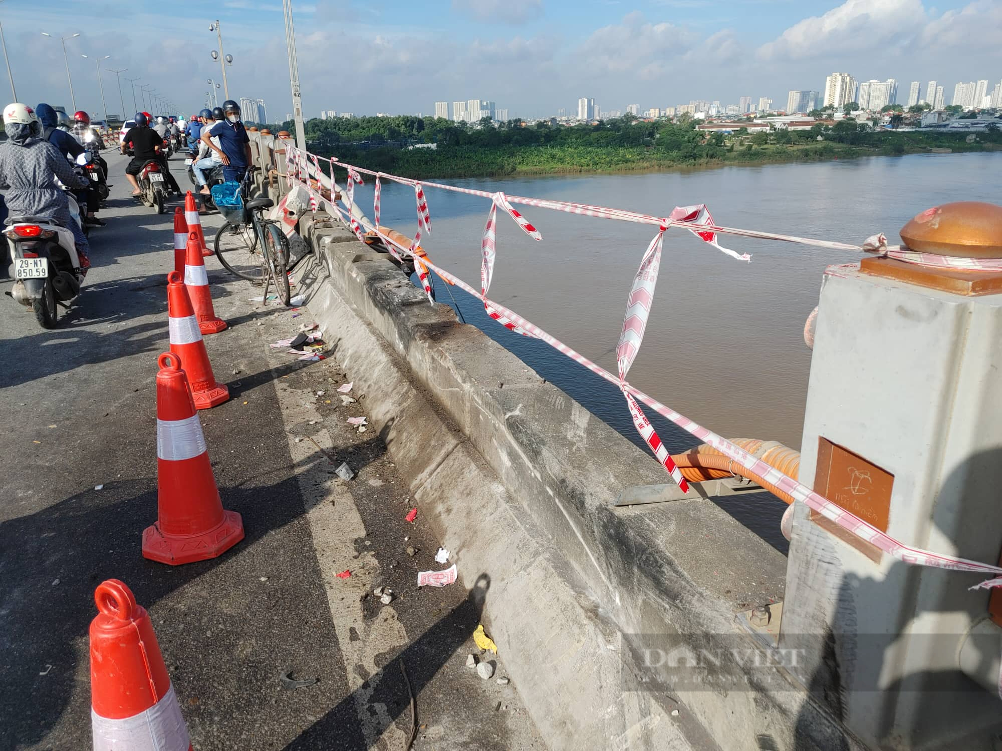 Hiện trường vụ tai nạn xe tải lao xuống sông Hồng trên cầu Thanh Trì - Ảnh 4.