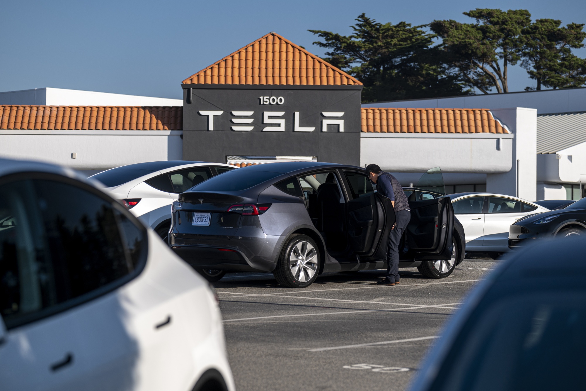 Mới đây, một chủ sở hữu chiếc Tesla Model 3 ở California đã kiện nhà sản xuất xe điện trong một vụ kiện tập thể được đề xuất về việc xe ô tô đột ngột dừng lại, vì chướng ngại vật không tồn tại, gọi đó là &quot;cơn ác mộng đáng sợ và nguy hiểm&quot;. Ảnh: @AFP.