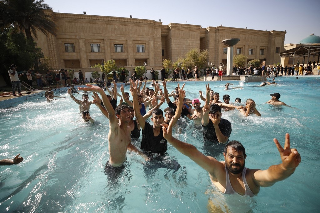Hình ảnh người biểu tình tận hưởng sự xa xỉ trong cung điện chính phủ Iraq - Ảnh 7.