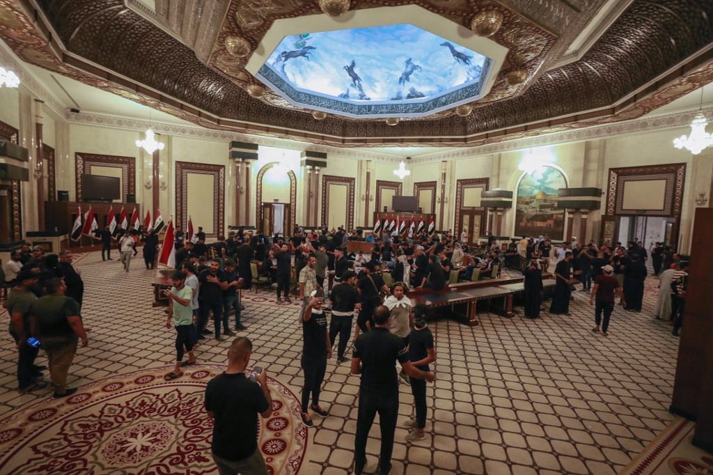 Hình ảnh người biểu tình tận hưởng sự xa xỉ trong cung điện chính phủ Iraq - Ảnh 8.