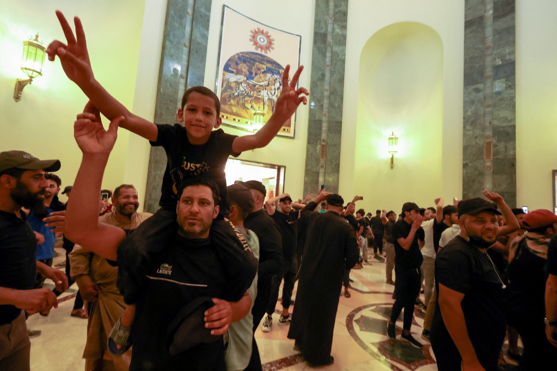 Hình ảnh người biểu tình tận hưởng sự xa xỉ trong cung điện chính phủ Iraq - Ảnh 9.