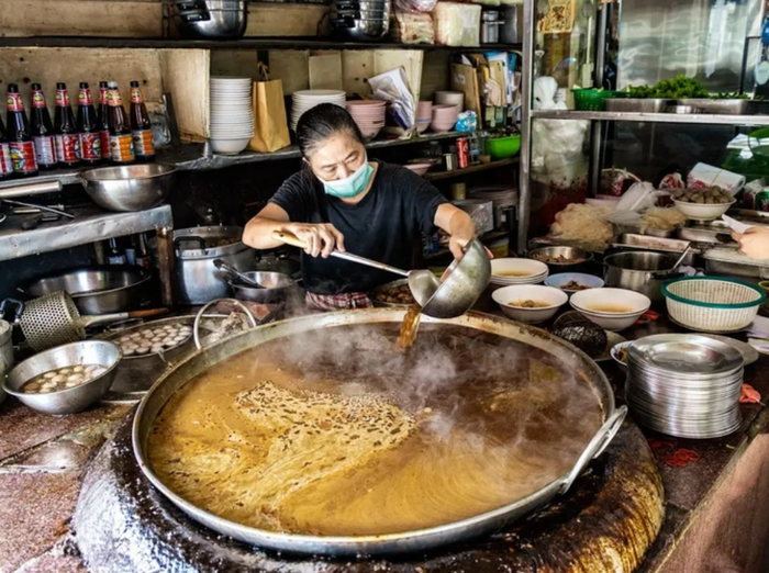 Nồi nước hầm khổng lồ suốt 50 năm chưa hề đổ bỏ, ngon nức tiếng xứ Chùa Vàng - Ảnh 1.