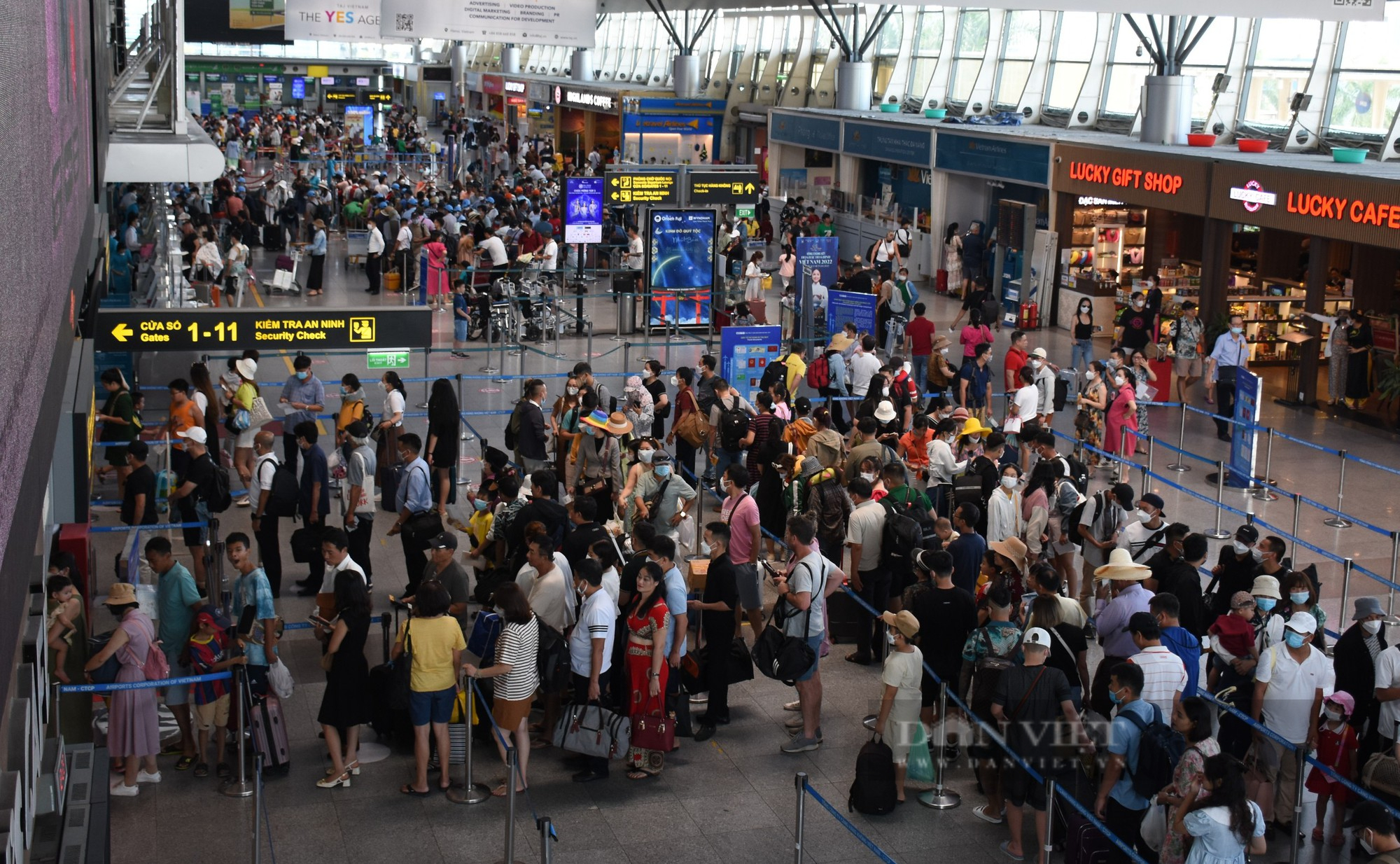 Sân bay Đà Nẵng chật kín du khách, nhiều người mất hàng giờ đồng hồ để check-in - Ảnh 1.