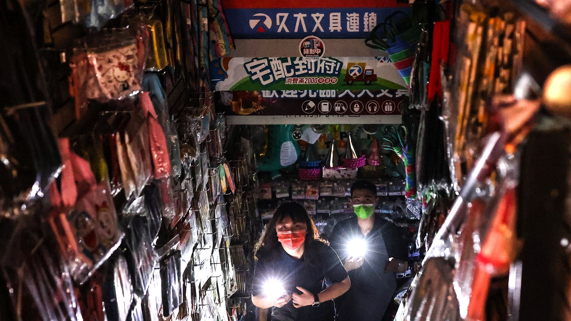 Hàng chục lần mất điện trong hai tháng làm lộ cơ sở hạ tầng công nghệ ọp ẹp ở Đài Loan. Ảnh: @AFP.