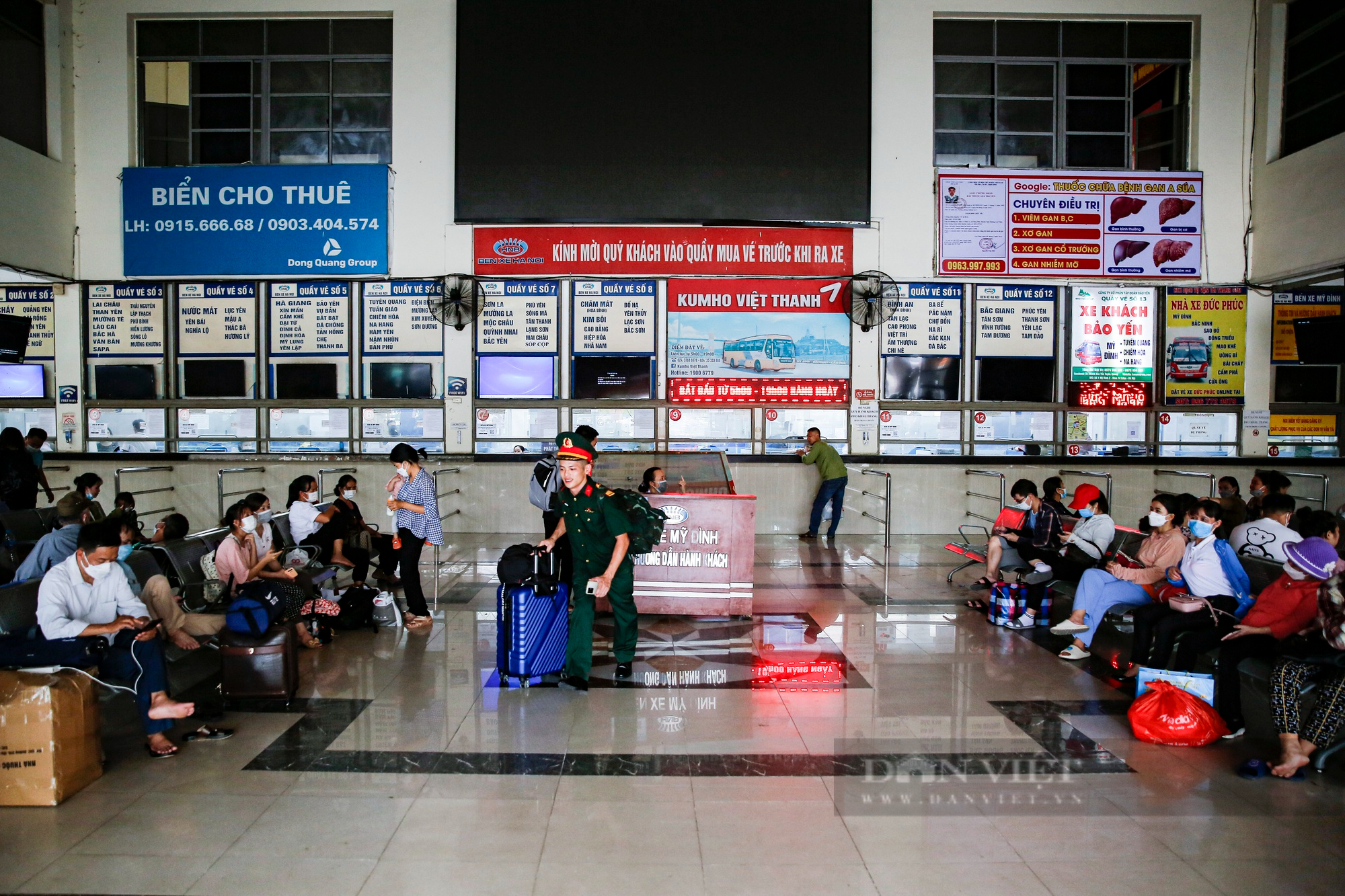 Bến xe tại Hà Nội đông nghịt, TTGT thắt chặt kiểm tra xe khách dịp nghỉ lễ Quốc khánh 2/9 - Ảnh 1.