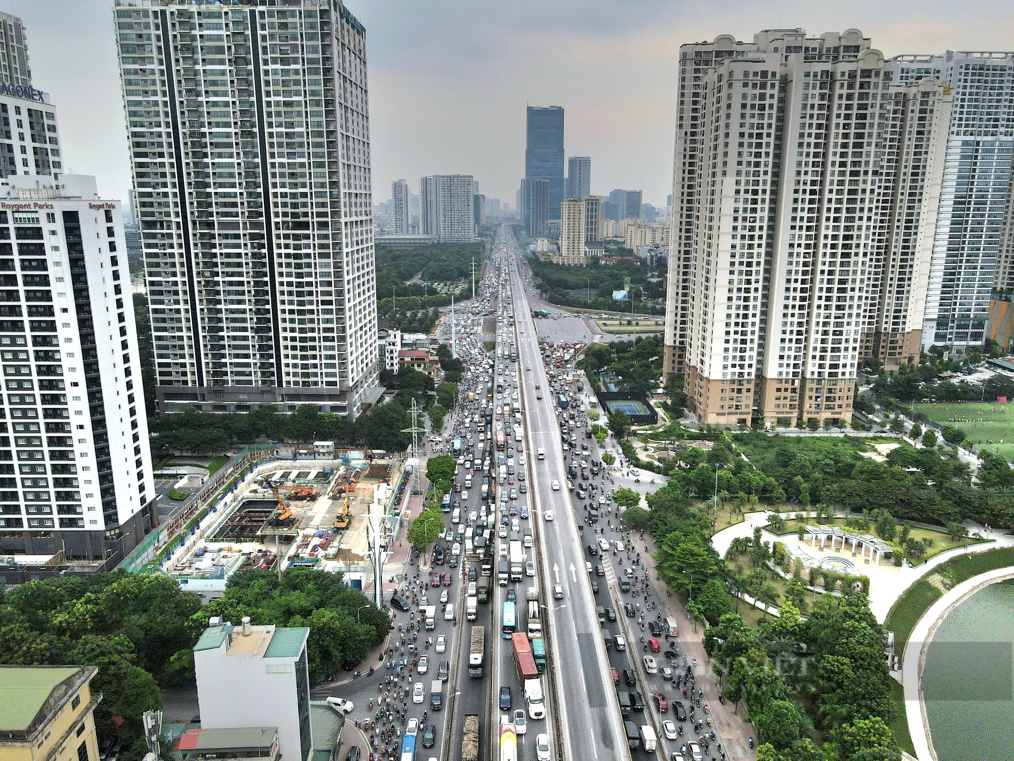 Đường phố Hà Nội lại ùn tắc kéo dài, các phương tiện chen chúc nhích từng mét một - Ảnh 1.