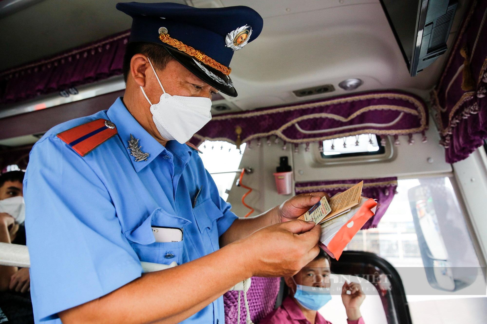 Bến xe tại Hà Nội đông nghịt, TTGT thắt chặt kiểm tra xe khách dịp nghỉ lễ Quốc khánh 2/9 - Ảnh 10.