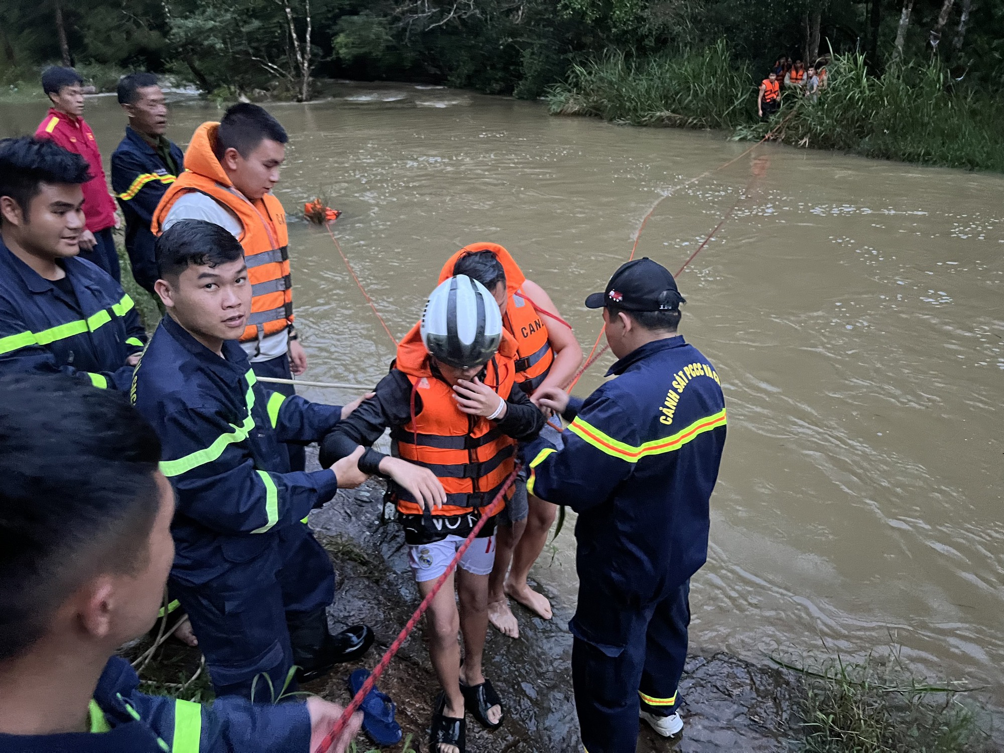 10 thiếu niên bị kẹt trong rừng ở Lâm Đồng, cô lập bên dòng nước lũ chảy siết - Ảnh 2.