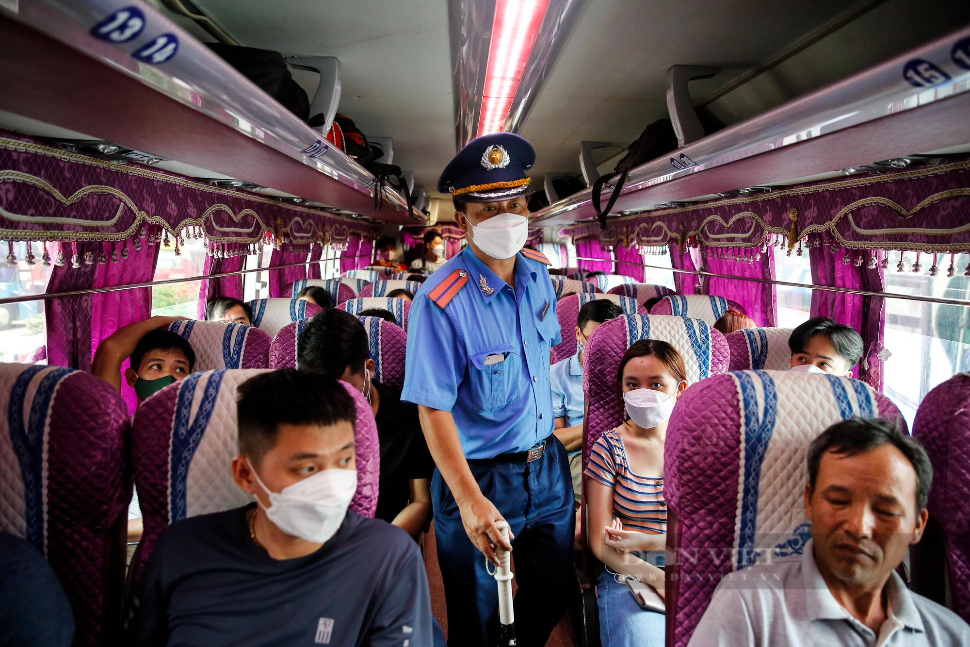 Bến xe tại Hà Nội đông nghịt, TTGT thắt chặt kiểm tra xe khách dịp nghỉ lễ Quốc khánh 2/9 - Ảnh 11.