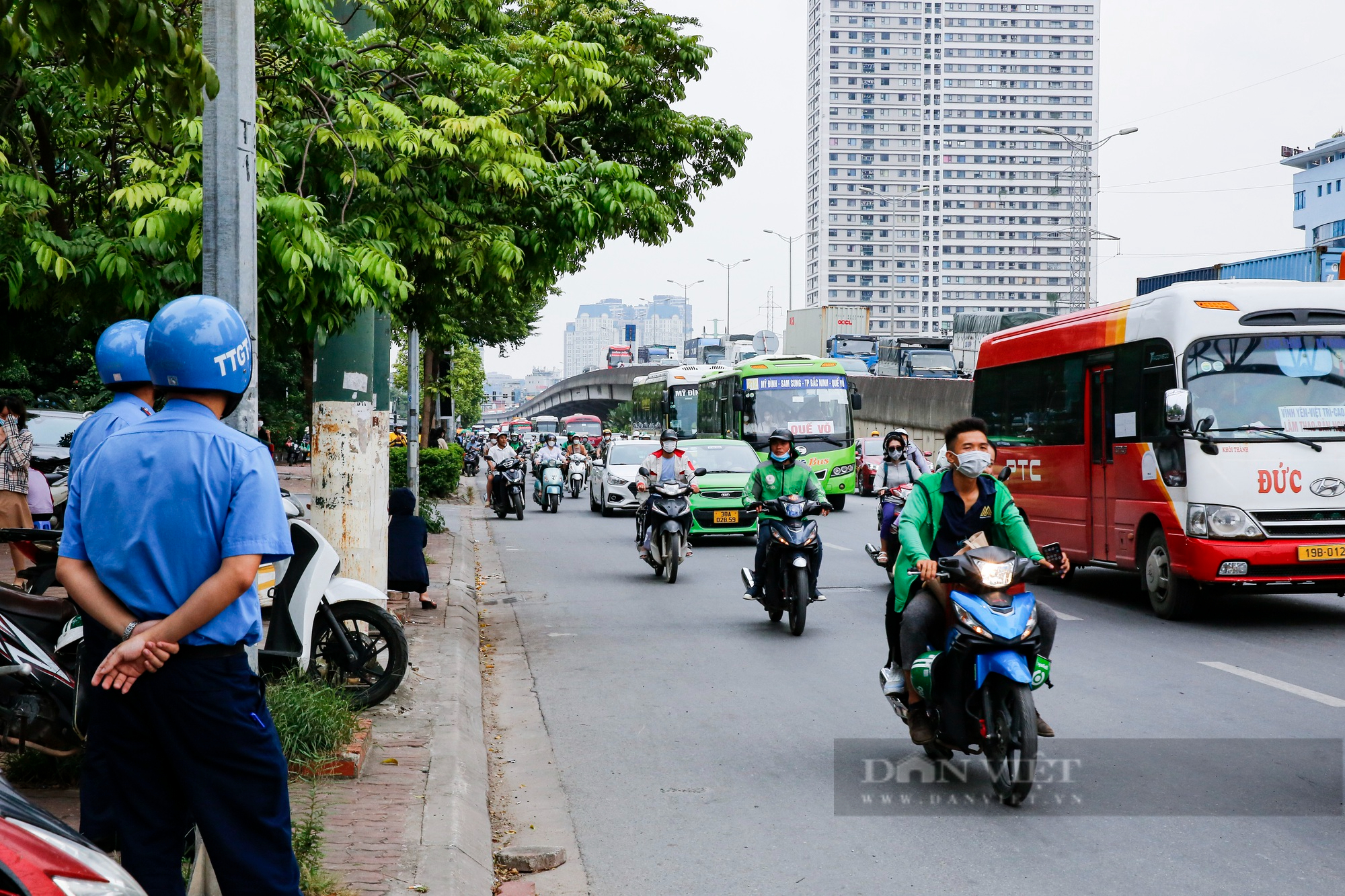 Bến xe tại Hà Nội đông nghịt, TTGT thắt chặt kiểm tra xe khách dịp nghỉ lễ Quốc khánh 2/9 - Ảnh 12.