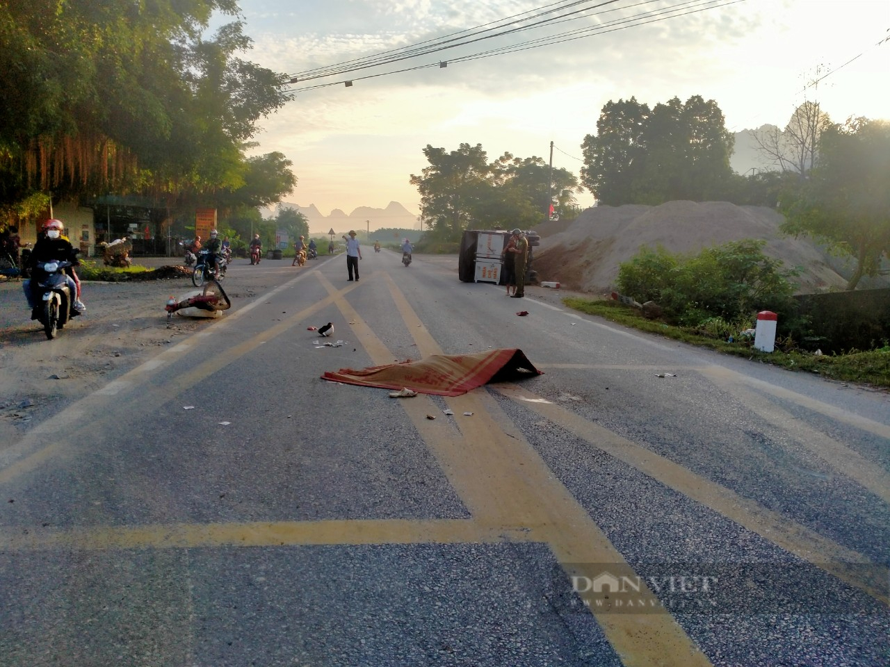Hoà Bình: Xe máy va chạm với xe tải trên đường Hồ Chí Minh, 1 người tử vong - Ảnh 1.